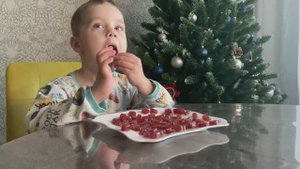 Веселый детский эксперимент: Делаем тянущий мармелад с маленьким шеф-поваром!