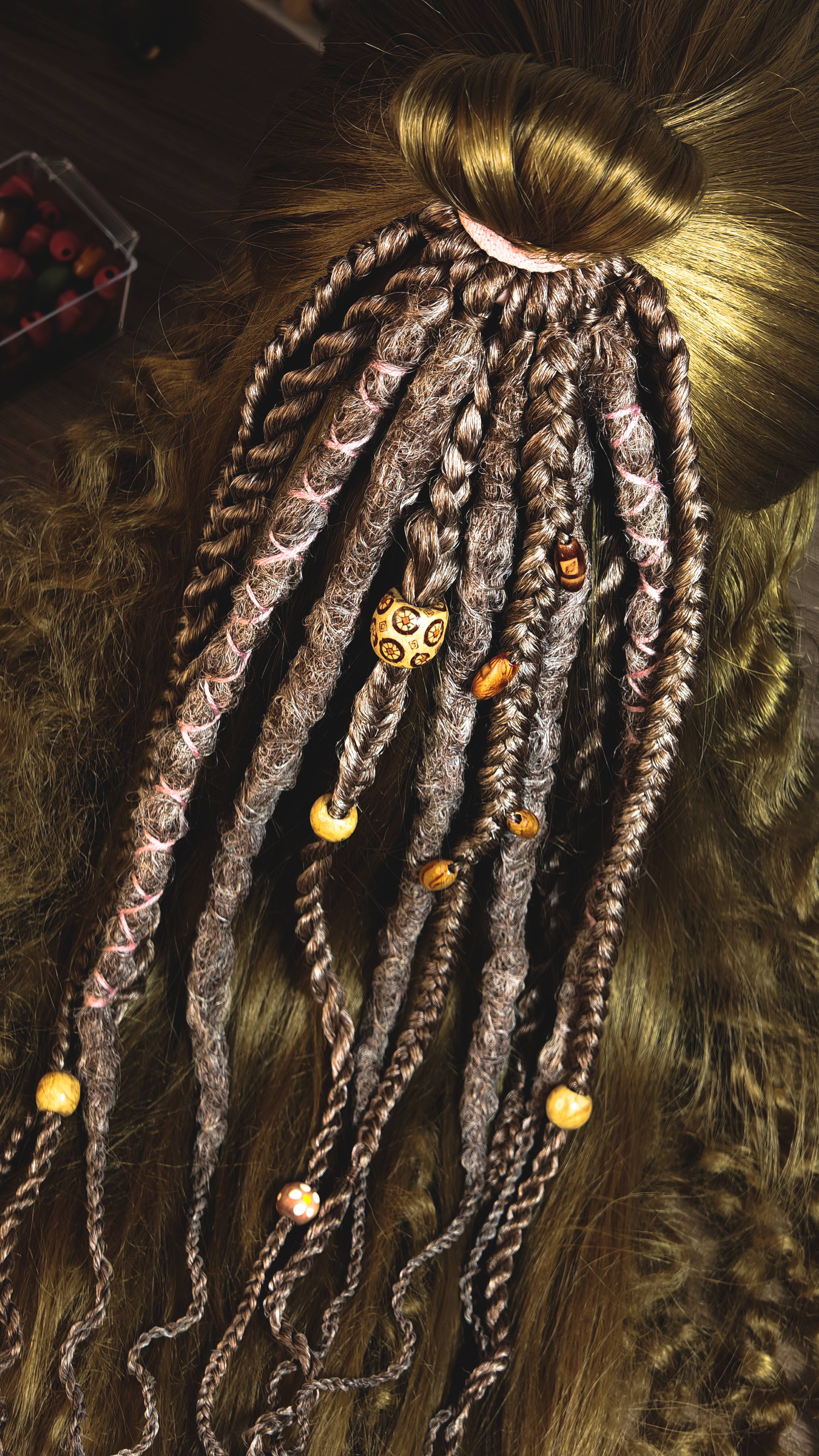 Этно резинка с дредами и деревянными акцентами