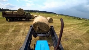 второй день возим рулоны сена я гружу зил с камазом отвозят ♀️