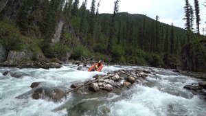 Прием водомётчика - толчок от скалы струей