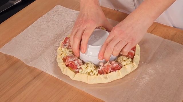 Do you have puff pastry? Make this appetizer right now!