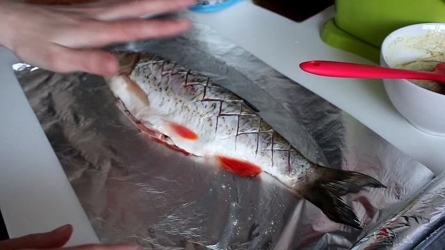 Запечена риба в сметанному соусі
