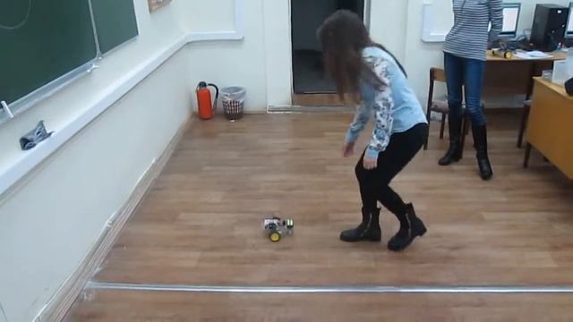 Управление моторами роботов-езда по алгоритму смотреть онлайн