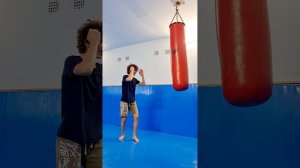 Ударная тренировка на боксерском мешке. Возраст 14 лет.