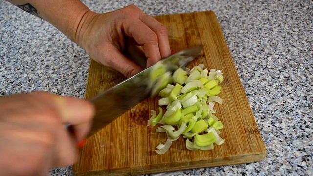 Sałatka śledziowa z marynowanymi pieczarkami, jajkiem, groszkiem i kukurydzą - Smakowite Dania