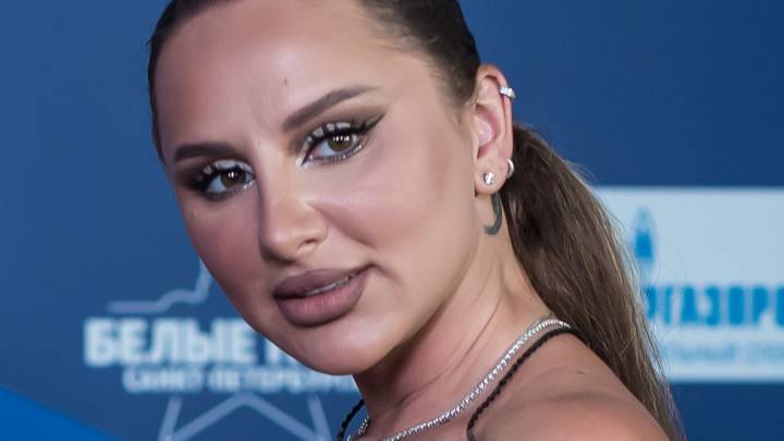 Жуткие кадры Анна Asti не может встать а ее все снимают на телефон и шантажируют смотреть онлайн