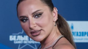 Жуткие кадры Анна Asti не может встать а ее все снимают на телефон и шантажируют