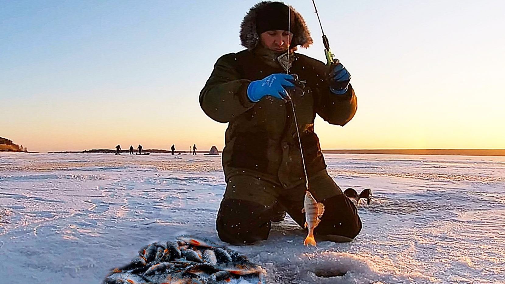 ЛОВИМ ОКУНЯ В МОРОЗ!НЕ УСПЕВАЮ ОТПУСТИТЬ БЛЕСНУ СРАЗУ КЛЮЕТ смотреть онлайн