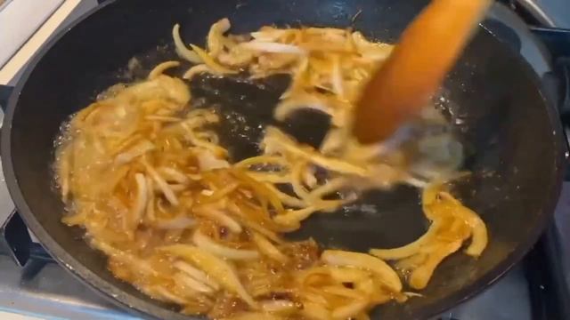 Нежнейшее мясо с картофелем под соусом