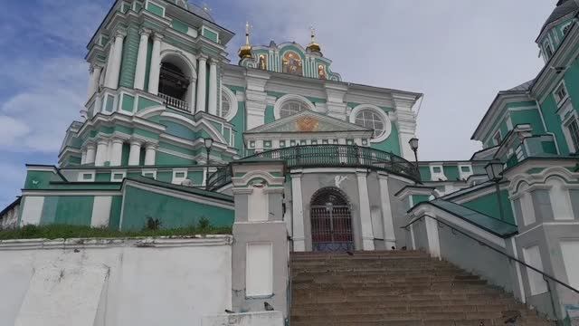 В Успенский собор Смоленска 1 ч. Впечатлили размеры храма на Соборной горе.