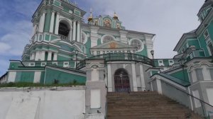 В Успенский собор Смоленска 1 ч. Впечатлили размеры храма на Соборной горе.