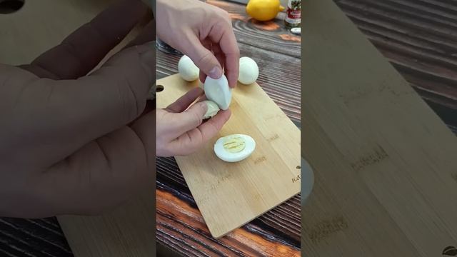 Закуска на новый год из куриных яиц и каперсов