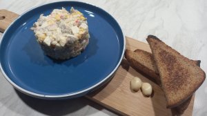 Салат с грибами и крабовыми палочками