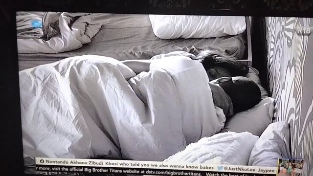 BIG BROTHER TITANS: NELISA AND MMELI DID IT UNDER THE DUVET смотреть онлайн