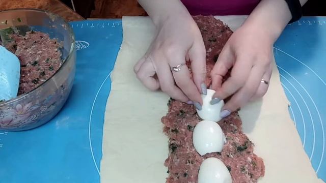 МЯСНОЙ РУЛЕТ С ЯЙЦОМ В СЛОЄНОМ ТЕСТЕ