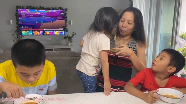 GeeFam Vlog NEOGURI Spicy Seafood Udon Type Noodles NONGSHIM Cook and Eat With Us | Review