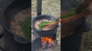 Жаренные креветки в соевом соусе, в казане на костре!