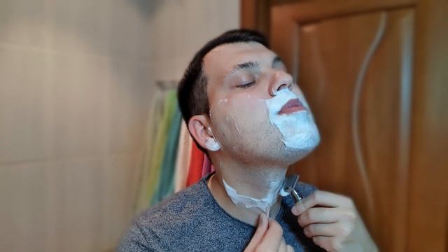 Космическое бритьё. Крем Яблоневый цвет, KARVE, Feather, помазок Yaqi, лосьон Fenomeno Fougere. смотреть онлайн