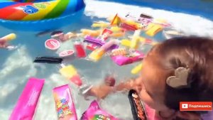 ЧЕЛЕНДЖ Катя с Максом купаются в конфетах / Katy Max sea of sweets challenge