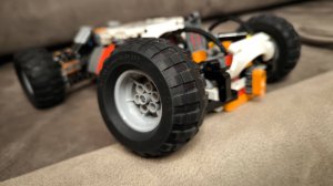 Суперкар с независимой подвеской на всех колёсах и макетом двигателя