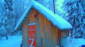 Дом в тайге. Зимняя рыбалка в сказочном лесу. Готовлю хариуса.