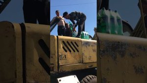 Промывка радиатора экскаватора ЕК-14 спрайтом))