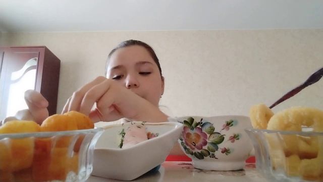 #мукбанг #картофельные шарики #луковые колечки #крабовый салад #рулетик 😋
