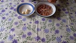 Самый простой и лёгкий способ очистки чеснока, без прилипания к пальцам.