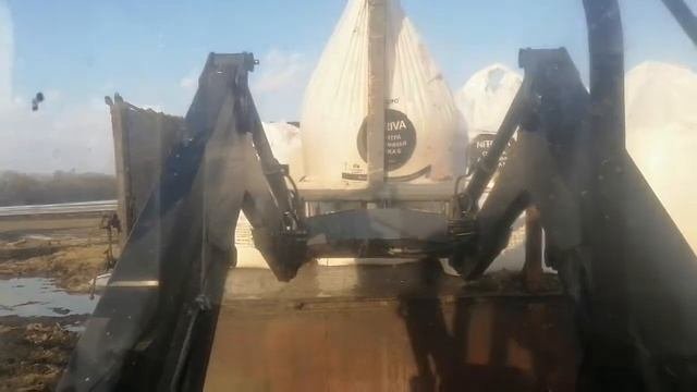 привёз селитру. разгружаю