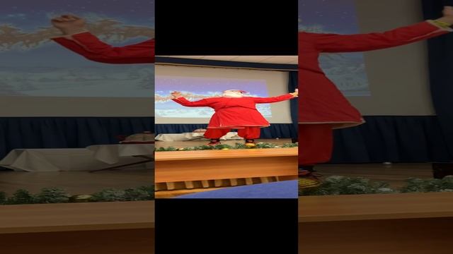 Девушка с фотографией Филиппа Киркорова стоит на сцене в НПРЦ вместе с Ольгой Сергеевной Бредихиной