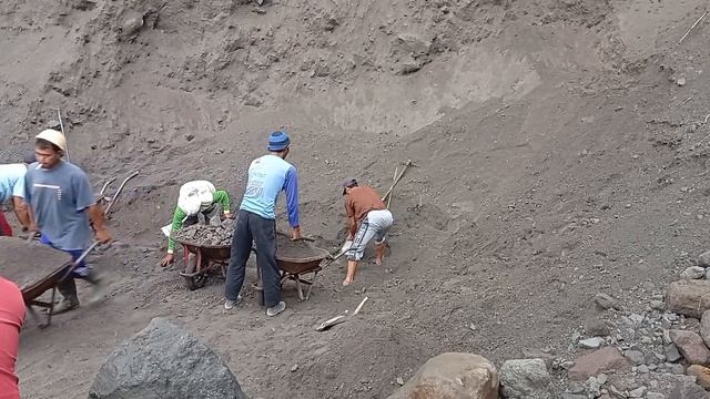 Строителсьтво, шахтёры добывают песок