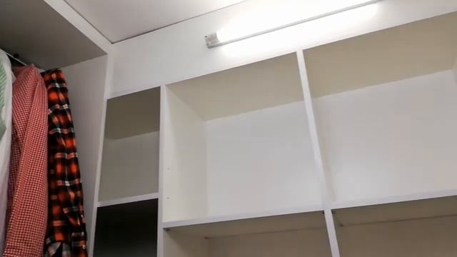 Гардероб в кімнаті площею всього 3,5м.кв.
