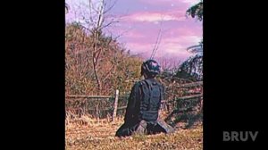 Грустный солдат падает на колени и снимает шлем