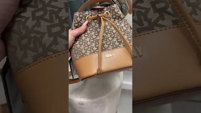 Обзор женских сумочек от DKNY: Для любителей формы бочонка