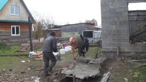 Добывают щебень для заливки фундамента.