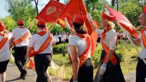 Вынос пионерских знамён на линейке
