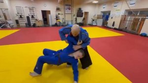 Защита от захвата двумя руками за одежду.