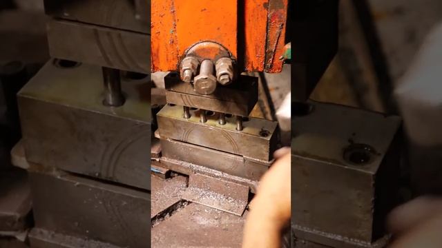 Процесс производства дверных петель.