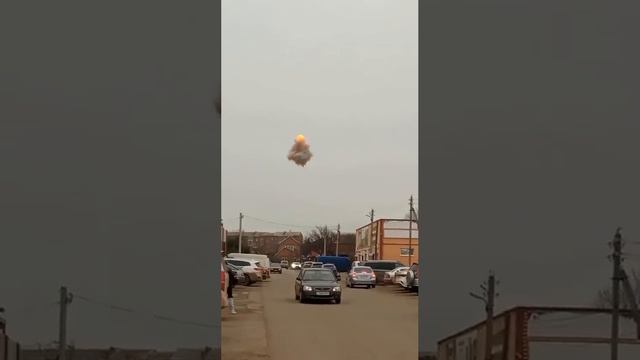 Сбитие украинского дрона над Сальском. Власти сообщили, что в результате атаки обломки одного из...