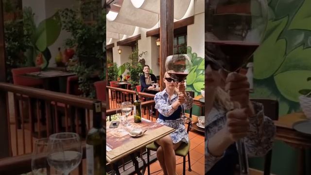 Красного вина много не бывает.