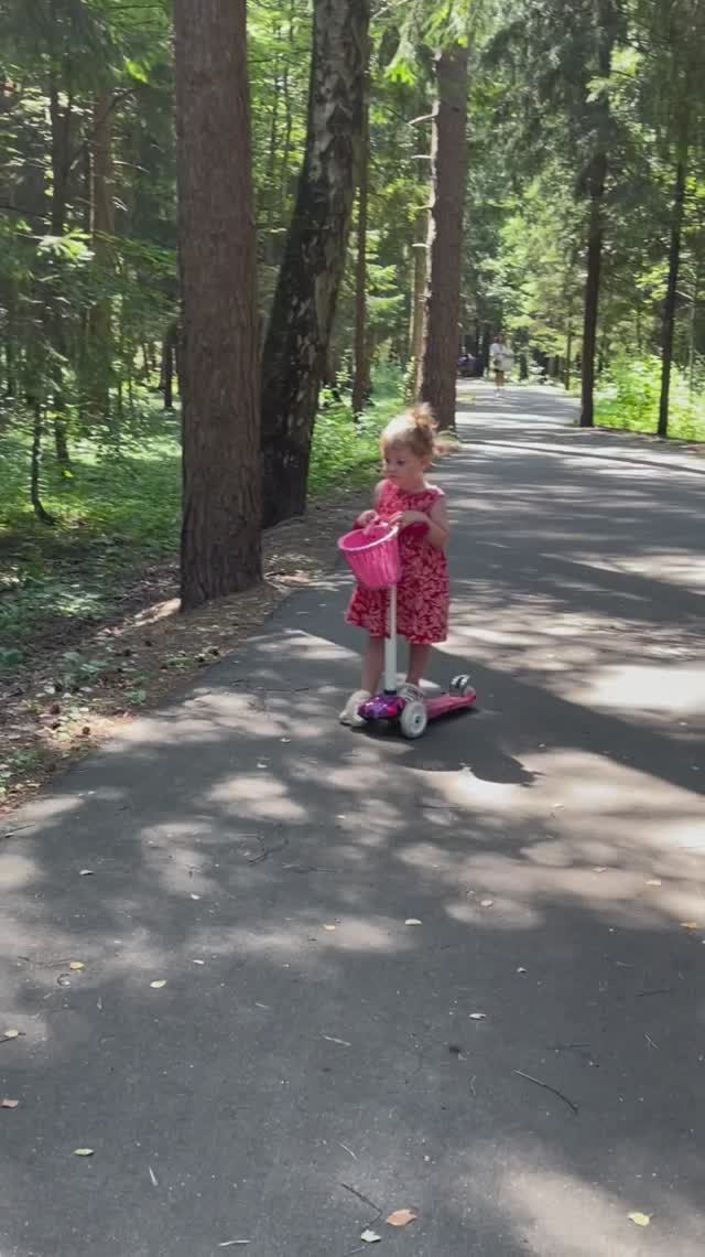 В лесу Еве #2года3месяца 🚴♀️🌳🌳🌳🌳🌳