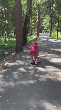 В лесу Еве #2года3месяца 🚴♀️🌳🌳🌳🌳🌳