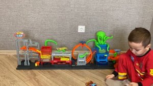 ХОТ ВИЛС АВТОМОЙКА и Машинки против ОСЬМИНОГА - Огромный Трек - Hot Wheels Car Wash OCTOPUS