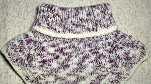 Детская манишка спицами