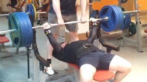 Жим лёжа 160кг на три раза.