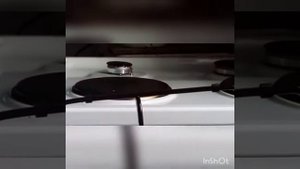 мама моет печку электрическую