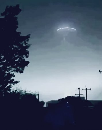 Крупный Корабль Завис Над Городом