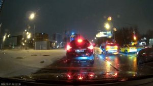 Пассажир такси блюёт на светофоре.