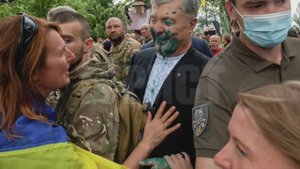 Экс президента Украины Петра Порошенко облили зеленкой