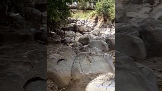 Присутствие камней придавало мосту покой. (1) смотреть онлайн